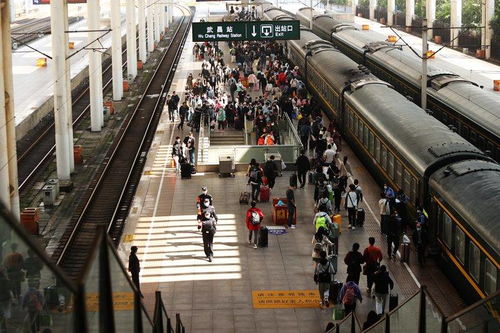 武漢鐵警 護航返程高峰安全 組圖